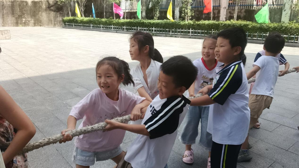 图4 “七彩假期”点亮乡村孩子暑期生活